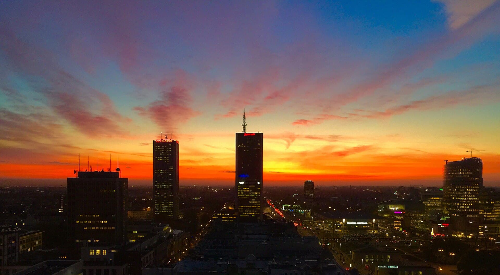Warszawa o zmierzchu — panorama centrum miasta z wieżą Marriott